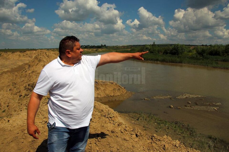 Sorin Sandru ne arată zonele în care se excavează în malul rului Siret, fără ca nimeni să fie tras la răspundere