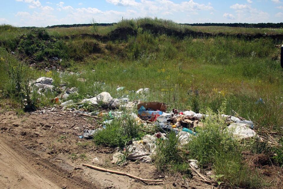 Gunoaie abandonate la tot pasul, în gropile de pe malul râului Siret