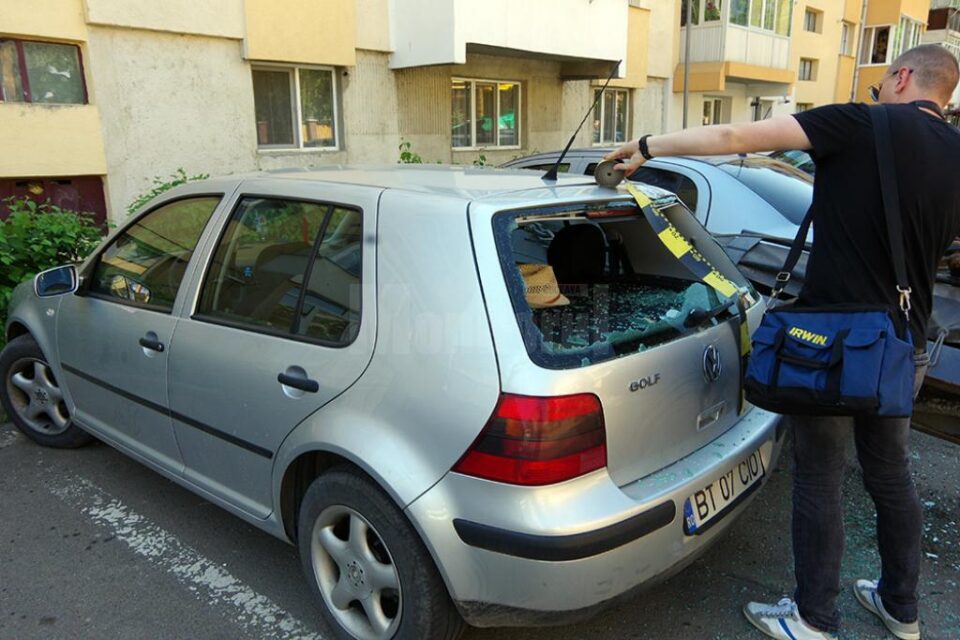 Brațul utilajului a avariat două mașini