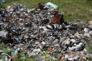După ce au descarcat gunoiul într-o groapă de pe malul râului, cei de la primărie au încercat să îi dea foc