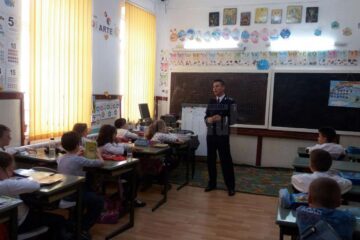 Polițiștii le-au vorbit elevilor despre prevenirea accidentelor și siguranța pe internet