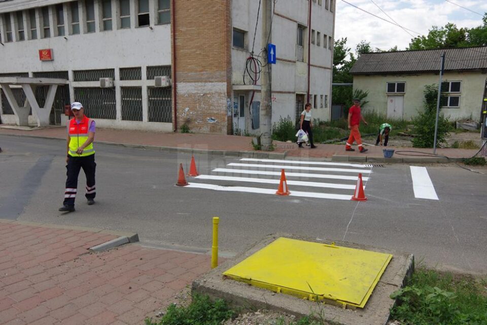 Trecerea de pietoni a fost refăcuta, luni, în conformitate cu normele legale