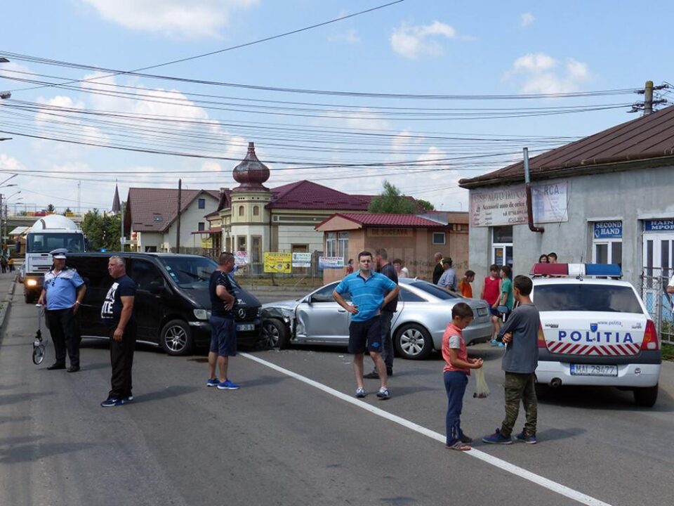 Cele două mașini implicate în accident