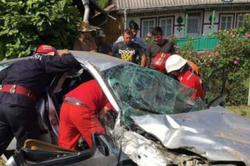 Femeie rănită grav după ce mașina condusă de fiul ei s-a făcut zob de un cap de pod