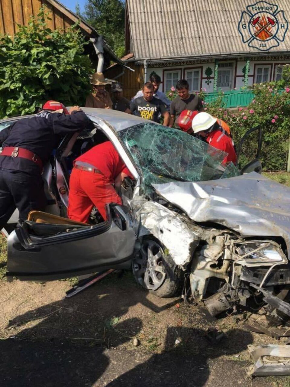 Femeie rănită grav după ce mașina condusă de fiul ei s-a făcut zob de un cap de pod