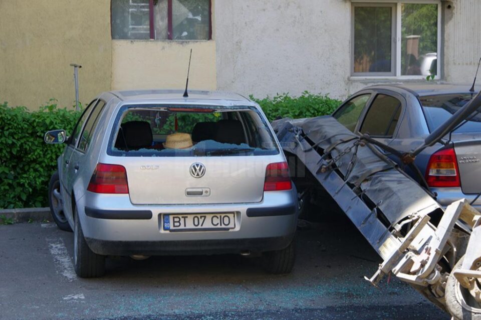 Brațul utilajului a avariat două mașini