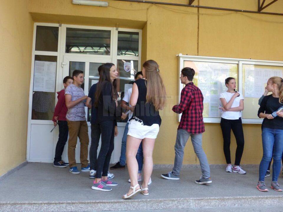 Absolvenții de clasa a VIII-a din județ au susținut miercuri proba scrisă la Matematică