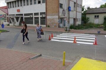 Trecerea de pietoni a fost refăcuta, luni, în conformitate cu normele legale