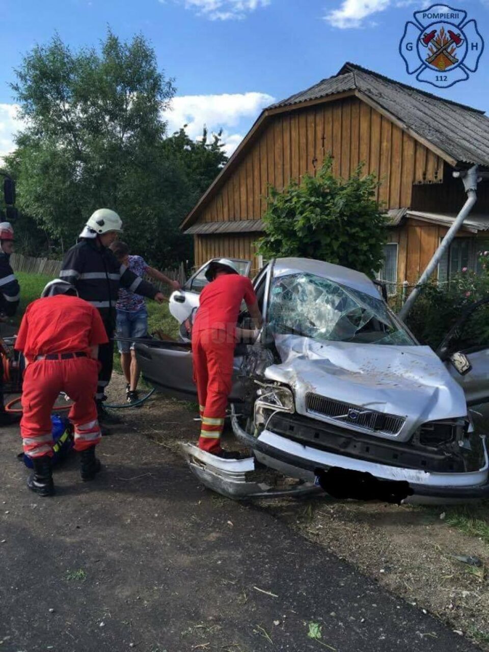 Femeie rănită grav după ce mașina condusă de fiul ei s-a făcut zob de un cap de pod