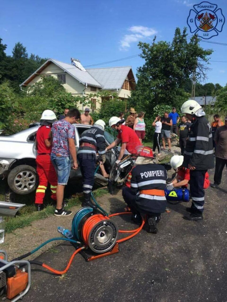 Femeie rănită grav după ce mașina condusă de fiul ei s-a făcut zob de un cap de pod