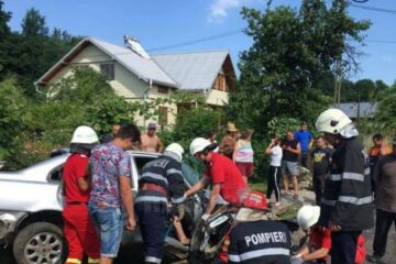 Echipajul de descarcerare a extras-o pe femeia rănită grav