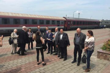 Autoritățile din județul Suceava și regiunea Cernăuți, din Ucraina, au continuat miercuri discuțiile pe marginea introducerii a două curse feroviare Suceava - Cernăuți și retur, dimineața și seara