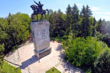 Statuia lui Ștefan cel Mare de la Cetatea de Scaun
