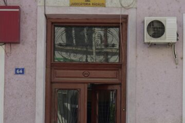 Carmen Mirela Acsântoaie a fost condamnată de Judecătoria Rădăuți la un an de închisoare cu suspendare pentru abuz în serviciu, dar soluția nu este definitivă și poate fi atacată la instanța superioară