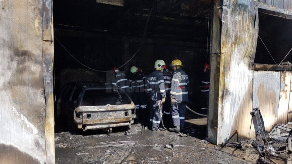 Incendiu la un atelier auto din Dumbrăveni