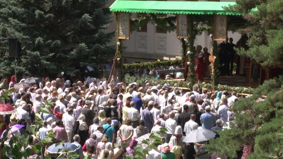 Racla cu moaștele Sfântului Ioan cel Nou de la Suceava, așezată sub baldachinul din curtea mănăstirii