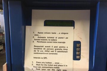 Noile instrucțiuni bilingve montate de PSD Suceava la intrarea în parcările subterane