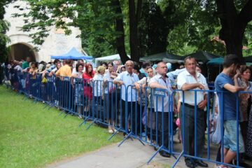 Coadă de câteva zeci de credincioși care doreau să atingă racla cu moaștele Sfântului Coadă de câteva zeci de credincioși care doreau să atingă racla cu moaștele Sfântului