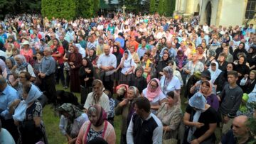 Pelerinii au înfruntat căldura, dar și ploaia care a urmat și s-au rugat neîncetat Sfântului Ioan cel Nou de la Suceava