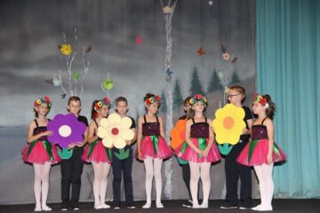 „Visul unei nopți de... vacanță”, spectacol cu elevii Școlii Gimnaziale „Miron Costin” Suceava