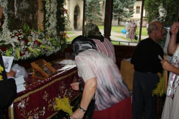 Pelerinii au înfruntat căldura, dar și ploaia care a urmat și s-au rugat neîncetat Sfântului Ioan cel Nou de la Suceava