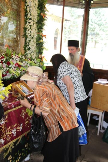 Pelerinii au înfruntat căldura, dar și ploaia care a urmat și s-au rugat neîncetat Sfântului Ioan cel Nou de la Suceava