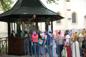 Pelerinii au înfruntat căldura, dar și ploaia care a urmat și s-au rugat neîncetat Sfântului Ioan cel Nou de la Suceava