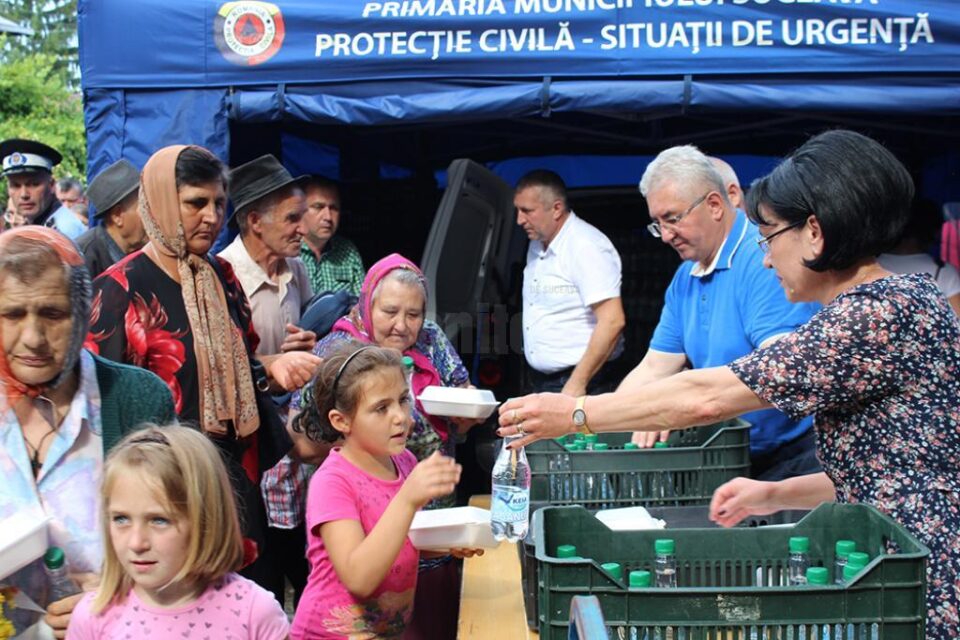 5.000 de sarmale și sticle cu apă au fost oferite de primarul Ion Lungu pelerinilor veniți la hramul Sucevei