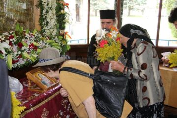 Pelerinii au înfruntat căldura, dar și ploaia care a urmat și s-au rugat neîncetat Sfântului Ioan cel Nou de la Suceava