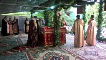 Pelerinii au înfruntat căldura, dar și ploaia care a urmat și s-au rugat neîncetat Sfântului Ioan cel Nou de la Suceava