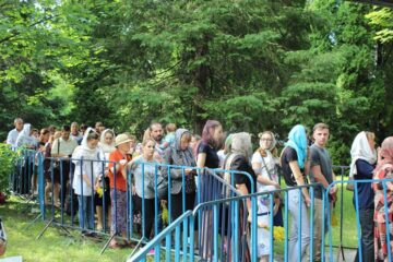 Pelerinii au înfruntat căldura, dar și ploaia care a urmat și s-au rugat neîncetat Sfântului Ioan cel Nou de la Suceava