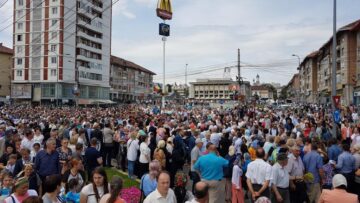Procesiune cu mii de oameni pe străzile Sucevei