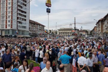 Procesiune cu mii de oameni pe străzile Sucevei