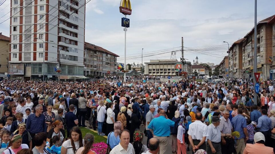 Procesiune cu mii de oameni pe străzile Sucevei