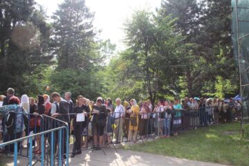 Pelerinii au înfruntat căldura, dar și ploaia care a urmat și s-au rugat neîncetat Sfântului Ioan cel Nou de la Suceava