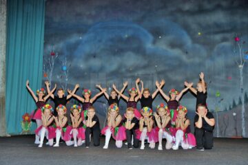 „Visul unei nopți de... vacanță”, spectacol cu elevii Școlii Gimnaziale „Miron Costin” Suceava