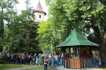 Pelerinii au înfruntat căldura, dar și ploaia care a urmat și s-au rugat neîncetat Sfântului Ioan cel Nou de la Suceava