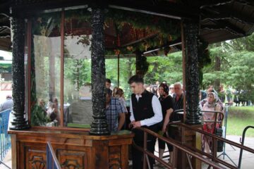 Pelerinii au înfruntat căldura, dar și ploaia care a urmat și s-au rugat neîncetat Sfântului Ioan cel Nou de la Suceava