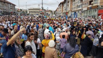 Procesiune cu mii de oameni pe străzile Sucevei