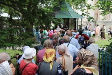 Pelerinii au înfruntat căldura și s-au rugat neîncetat Sfântului Ioan cel Nou de la Suceava