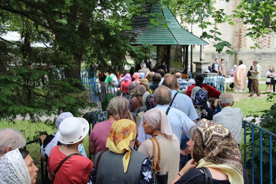 Pelerinii au înfruntat căldura și s-au rugat neîncetat Sfântului Ioan cel Nou de la Suceava