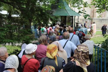 Pelerinii au înfruntat căldura, dar și ploaia care a urmat și s-au rugat neîncetat Sfântului Ioan cel Nou de la Suceava