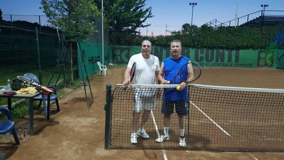 Foștii colegi de facultate Marian Schiotis și Mircea Crainiciuc s-au întâlnit după ani de zile pe terenul de tenis
