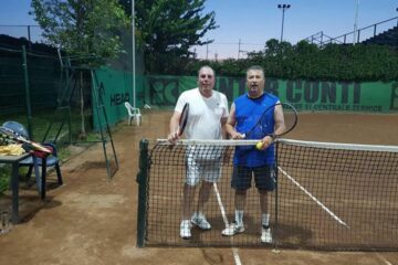 Foștii colegi de facultate Marian Schiotis și Mircea Crainiciuc s-au întâlnit după ani de zile pe terenul de tenis