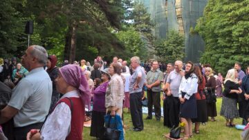 Pelerinii au înfruntat căldura, dar și ploaia care a urmat și s-au rugat neîncetat Sfântului Ioan cel Nou de la Suceava