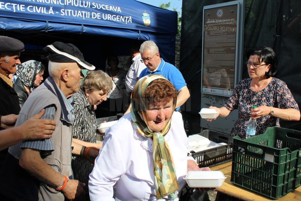 5.000 de sarmale și sticle cu apă au fost oferite de primarul Ion Lungu pelerinilor veniți la hramul Sucevei