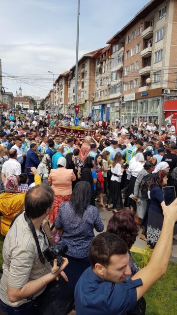 Procesiune cu mii de oameni pe străzile Sucevei