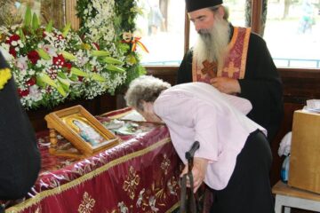 Pelerinii au înfruntat căldura, dar și ploaia care a urmat și s-au rugat neîncetat Sfântului Ioan cel Nou de la Suceava