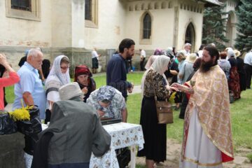 Pelerinii au înfruntat căldura, dar și ploaia care a urmat și s-au rugat neîncetat Sfântului Ioan cel Nou de la Suceava