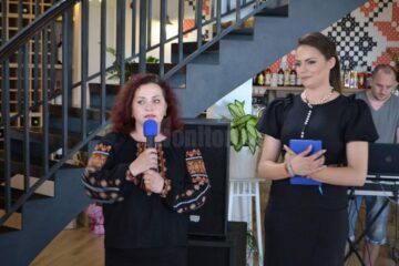 Directorul de marketing al complexului, Ioana Voinescu, și primarul din Berchișești, Violeta Țăran Directorul de marketing al complexului, Ioana Voinescu, și primarul din Berchișești, Violeta Țăran